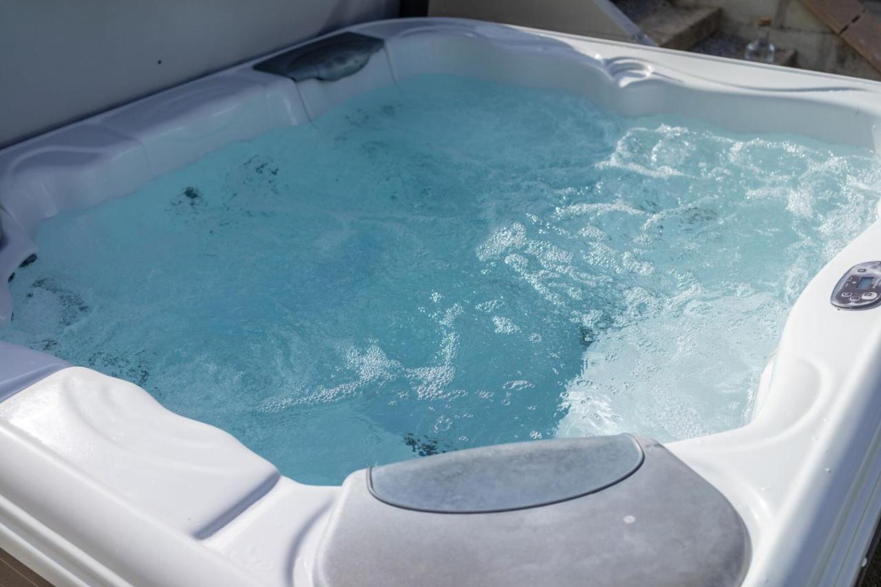 St Columb Major Skylark Sleeps 8 Private Hot Tub & Dogs Welcome Nr Padstow, Resort Pool Bar & Watersports מראה חיצוני תמונה